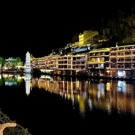 Lqj Riverside Guest House Fenghuang Buitenkant foto