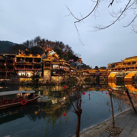 Lqj Riverside Guest House Fenghuang Buitenkant foto