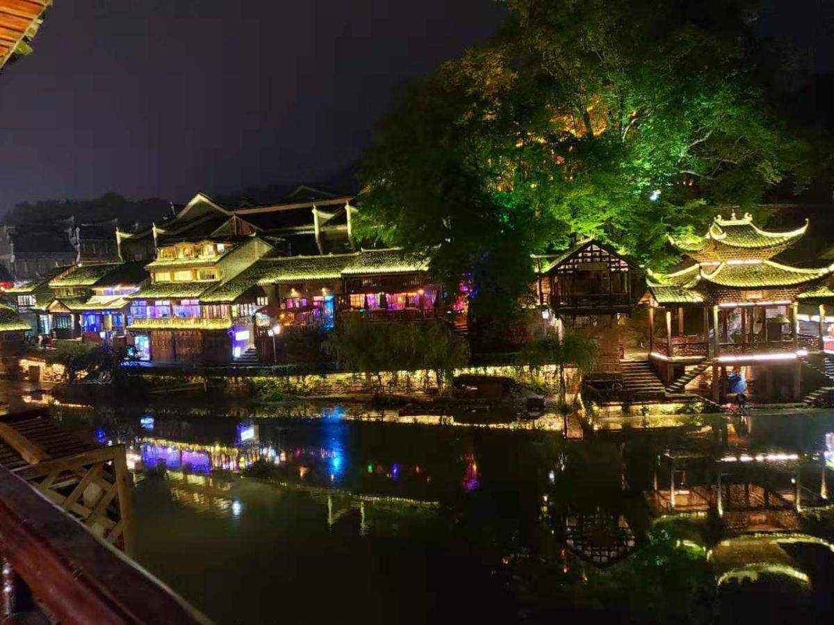 Lqj Riverside Guest House Fenghuang Buitenkant foto