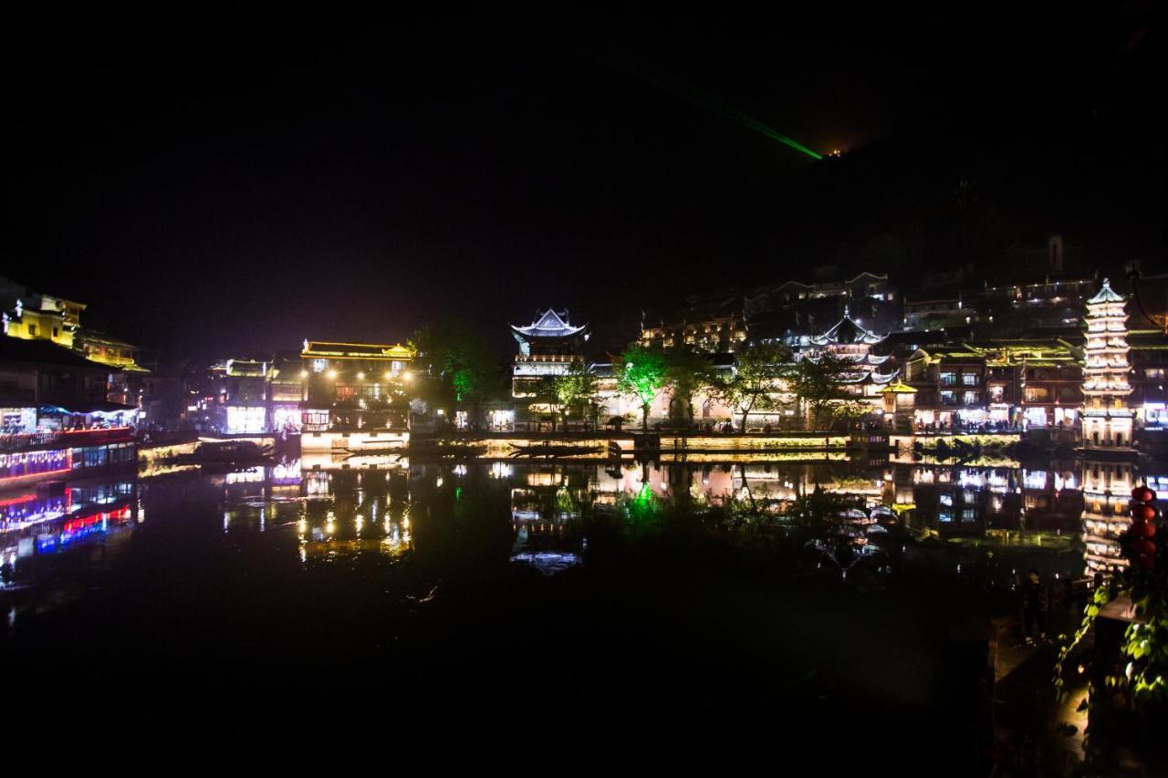 Lqj Riverside Guest House Fenghuang Buitenkant foto