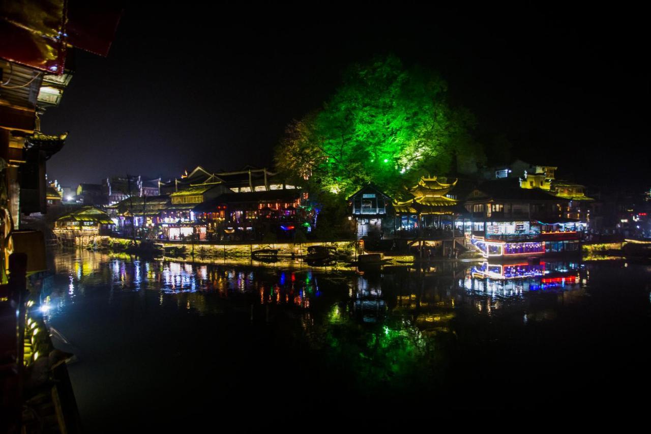 Lqj Riverside Guest House Fenghuang Buitenkant foto
