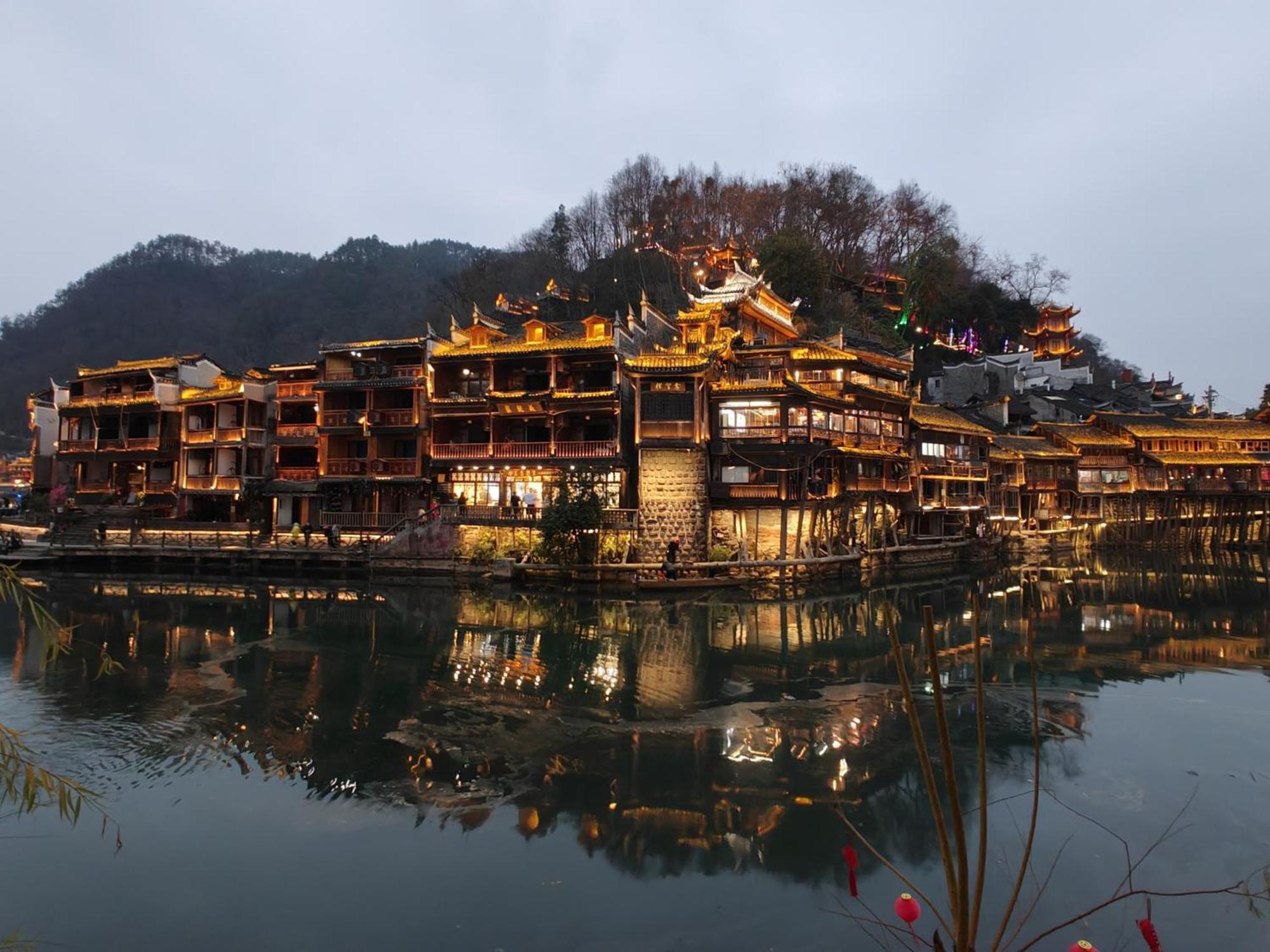 Lqj Riverside Guest House Fenghuang Buitenkant foto