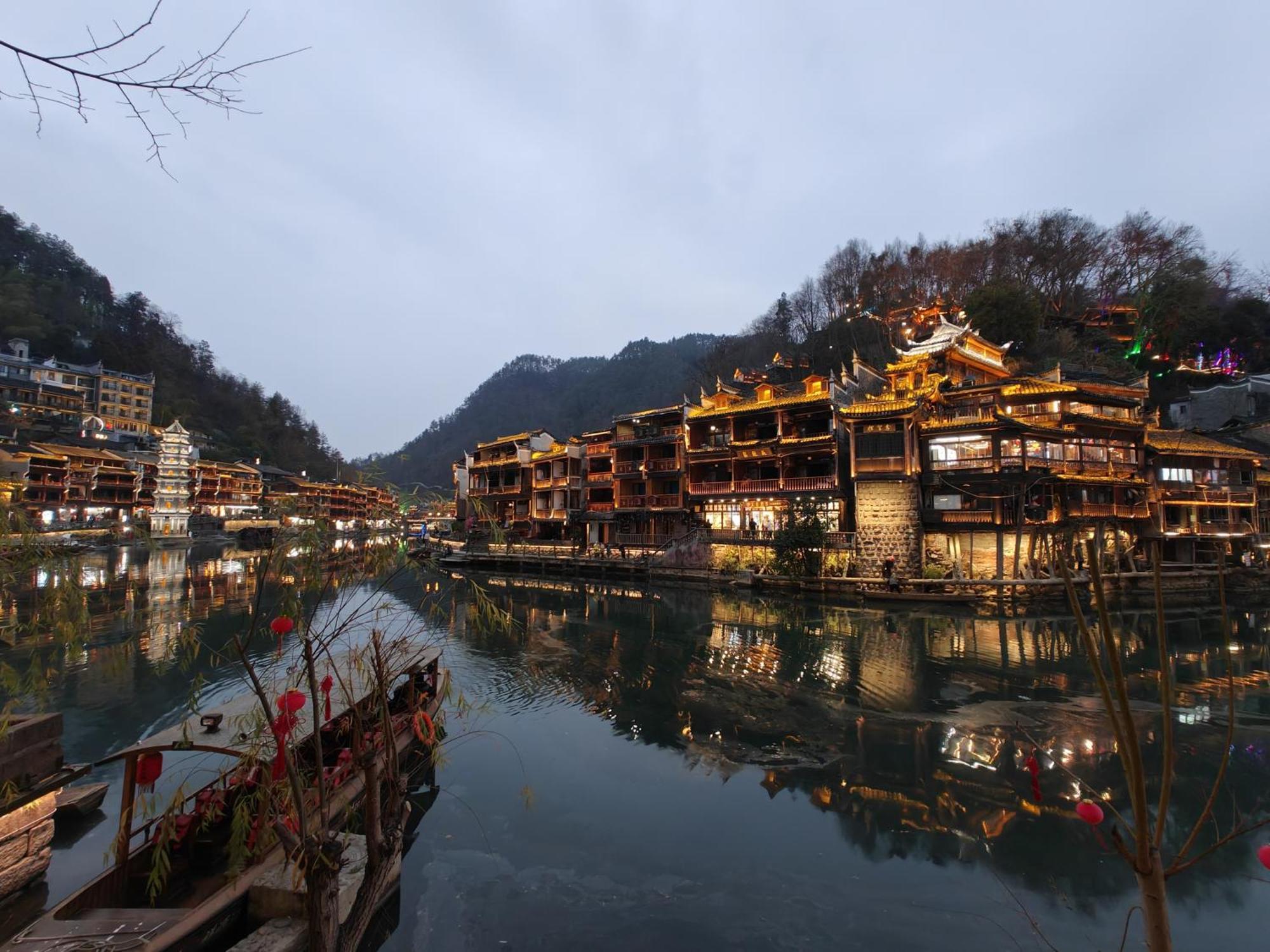 Lqj Riverside Guest House Fenghuang Buitenkant foto