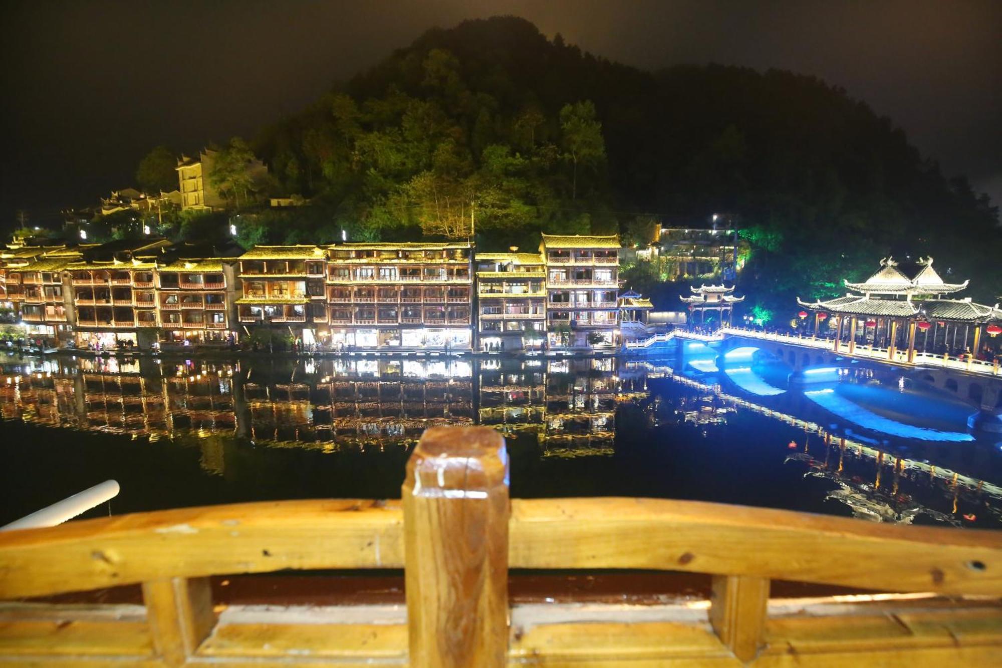Lqj Riverside Guest House Fenghuang Buitenkant foto