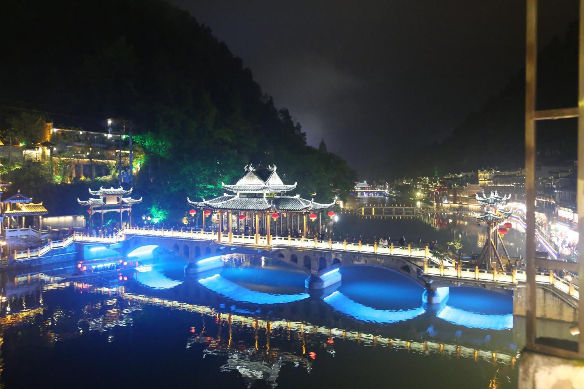 Lqj Riverside Guest House Fenghuang Buitenkant foto